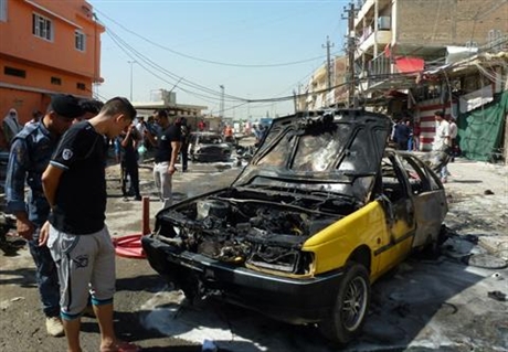 Hiện trường một vụ đánh bom ở khu vực thủ đo Baghdad của Iraq sáng 28/8. 
